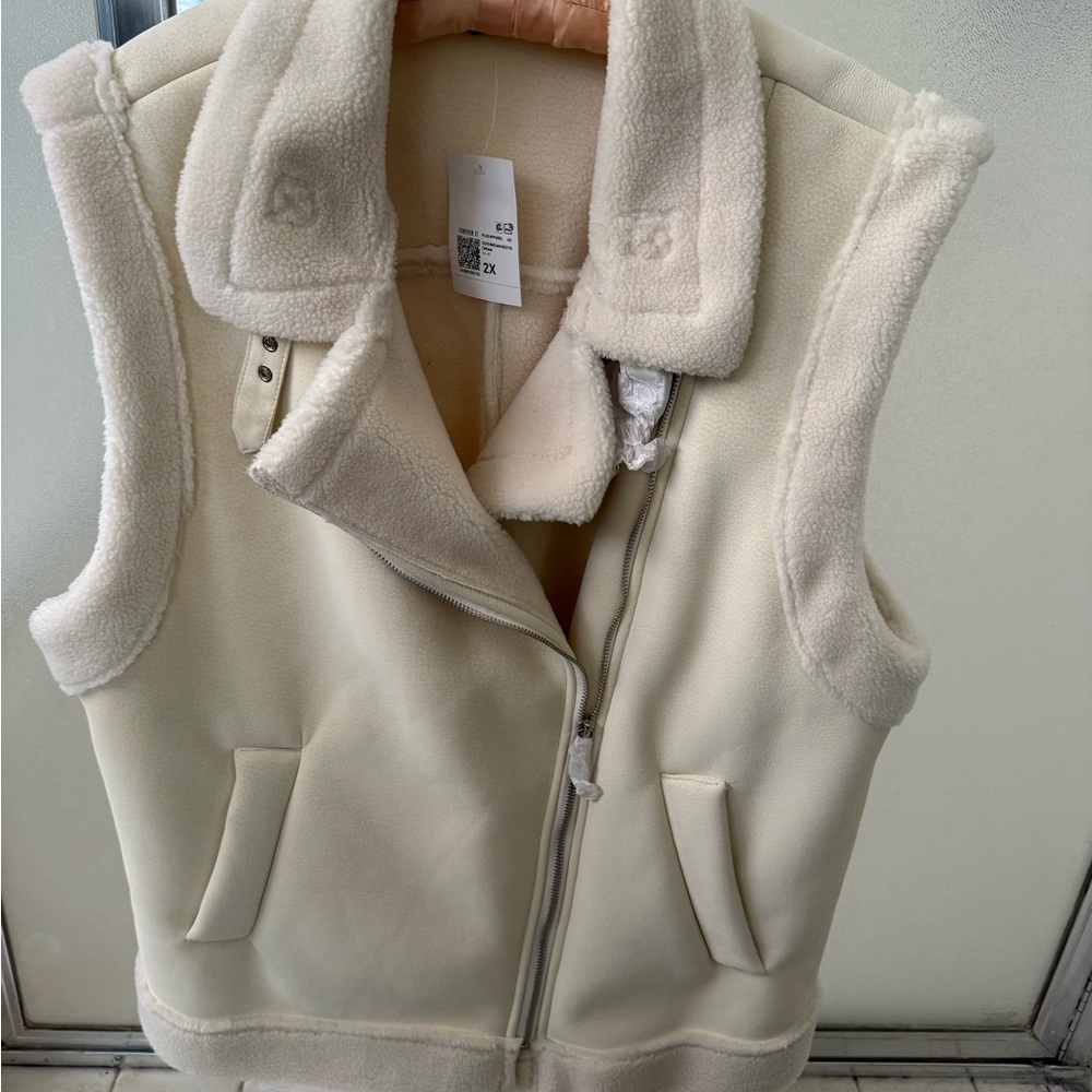 Forever 21 Women's faux shearling Vest NWT - Picture 3 of 5